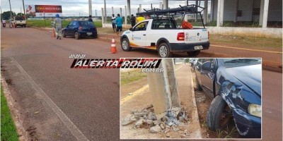 Motorista perde controle e bate carro em poste na Av. Norte Sul em Rolim de Moura