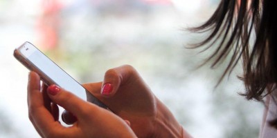 Mulher tem celular furtado na rodoviária em Rolim de Moura