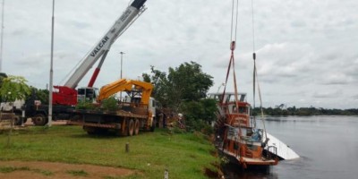 Operação para destombar guindaste e retirar barco do Rio Guaporé durou mais de 10 horas
