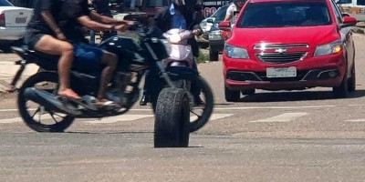Se a moda pega: Pneu é utilizado para sinalizar buraco em avenida movimentada de Porto...