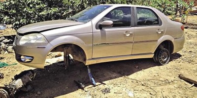 Polícia flagra dois suspeitos em desmanche de carro roubado no meio da rua em Porto Velho