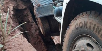 Ponte quebra com carreta-prancha e escavadeira PC cai em riacho na zona rural de Ouro...