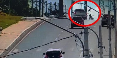 Vídeo mostra atropelamento de mãe e crianças em avenida
