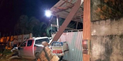 Motorista perde controle e atinge caminhão e muro de residência em Vilhena