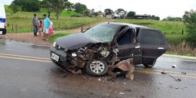 Acidente entre carro e caminhão na BR-435 é registrado pela PRF próximo a Colorado