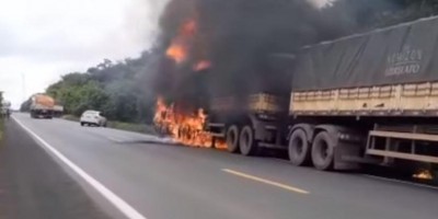 Carreta carregada de tinta pega fogo na BR 364 próximo de Pimenta Bueno