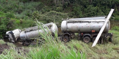 Motorista perde o controle e carreta vai parar dentro de igarapé na BR 364