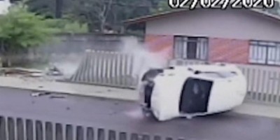 Pedestre escapa de carro desgovernado durante acidente; veja o vídeo
