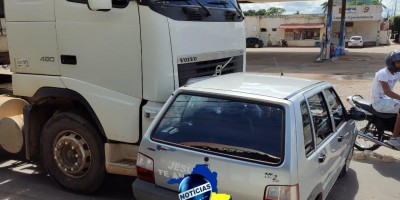 Carreta sai de posto de combustível e arrasta Fiat Uno, em Ji-Paraná