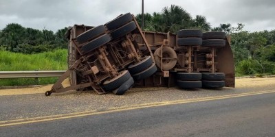 Vagão de carreta se desprende e tomba na BR-364 na manhã desta quarta-feira, em...