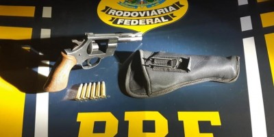 PRF flagra adolescente de 14 anos portando um revólver e dirigido uma caminhonete