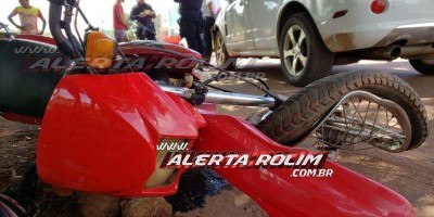 Motociclista trafegando na contramão se choca frontalmente contra carro em Rolim de Moura
