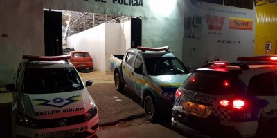 Policia prende homem embriagado que causou destruição em residencia e agrediu familiares