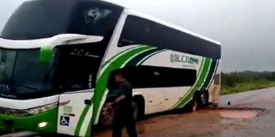 Ônibus fica preso em buraco na BR-364 entre Porto Velho e Rio Branco