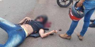 Motociclista derrapa ao ultrapassar ônibus e morre esmagado na BR-364 no Acre