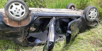 Mãe e filhos escapam da morte após capotamento na BR-364 entre Ji-Paraná e Jaru