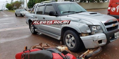 Colisão entre caminhonete e moto é registrada no Centro de Rolim de Moura