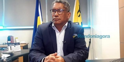 Secretário de educação diz que não assinou documento que pede retirada de livros das...