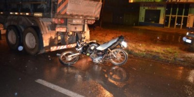 Motociclista fica gravemente ferido ao colidir na traseira de caminhão estacionado em...