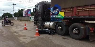 Motocicleta vai parar debaixo de carreta após colisão em Ji-Paraná