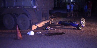 Motociclista é socorrido em estado grave após bater na traseira de carreta estacionada...