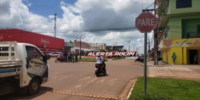 Caminhonete colide em motocicleta no centro de Rolim de Moura