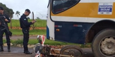 Motociclista colide em ônibus escolar e fica ferido em Jaru