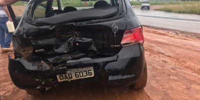 Carreta colide na traseira de veículo na BR-364