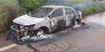 Veículo com casal de Jaru pega fogo durante viagem para o Acre na BR-364