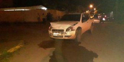 Veículo atravessa preferencial, colide em carro e capota na pista em Vilhena