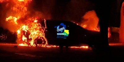 Carro é incendiado durante madrugada, em Ji-Paraná