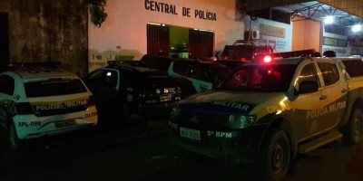 Homem acaba preso após denúncia por agredir esposa com bebê no colo