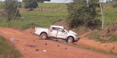 Duas pessoas morrem após capotar caminhonete em zona rural de Castanheiras