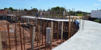 Reconstrução de ginásio poliesportivo, parada durante anos, é reiniciada e começa...