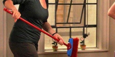 Marido apanha de cabo de vassoura após esposa descobrir conversas com outras mulheres em...