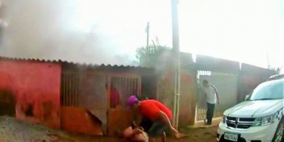 Homem surta, põe fogo em casa e é salvo pela PM; veja o vídeo