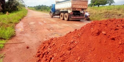 Cansados de esperar o DER, agricultores fazem mutirão para tapar buracos em rodovia...