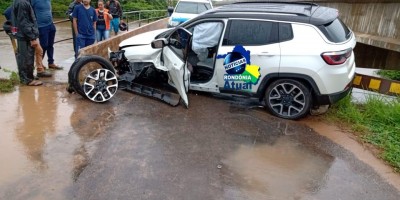 Condutora de Jeep perde controle da direção e colide contra mureta de ponte em...