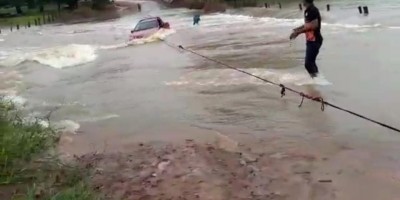 Vídeo mostra travessia corajosa e perigosa na Zona Rural de Ji-Paraná