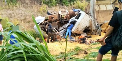 Acidente entre duas carretas e um automóvel no trevo de Rolim com BR-364 deixa feridos