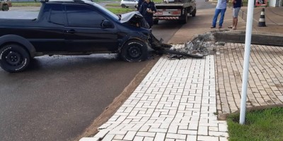 Mexendo no celular, jovem de 18 anos perde controle da direção e derruba poste e deixa...