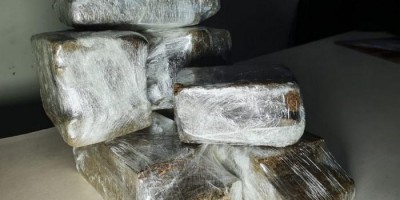 PM apreende adolescente de 16 anos que pretendia levar mais de 4 quilos de maconha para...