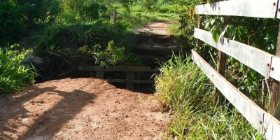 Ponte levada pela correnteza e má conservação das linhas: Moradores da 168 em Rolim...