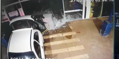 Bandidos usam carro para roubar cofre de supermercado no Mato Grosso do Sul