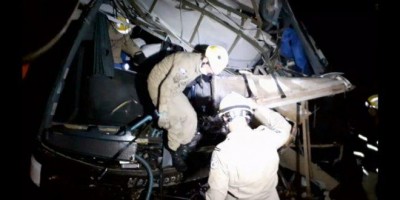 Ônibus, carreta e carro se envolvem em grave acidente ao baterem de frente no Mato...
