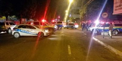 Dois jovens tentam subornar policiais após serem parados em blitz sem habilitação em...