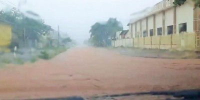 No último dia de fevereiro, chuva deixa ruas alagadas em Rolim de Moura; veja o vídeo e...