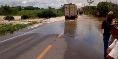 Depois de quase 5 horas fechada, BR-364 começa a ser liberada após lâmina d'água...
