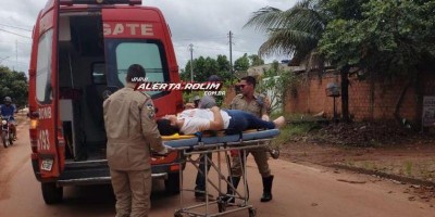 Em Rolim de Moura, motociclista bate em cachorro na rua e fica ferida