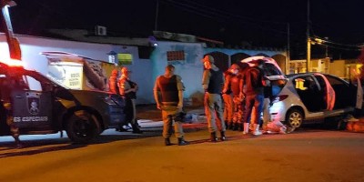 Perseguição e troca de tiros com a polícia termina com dois mortos e dois feridos em...